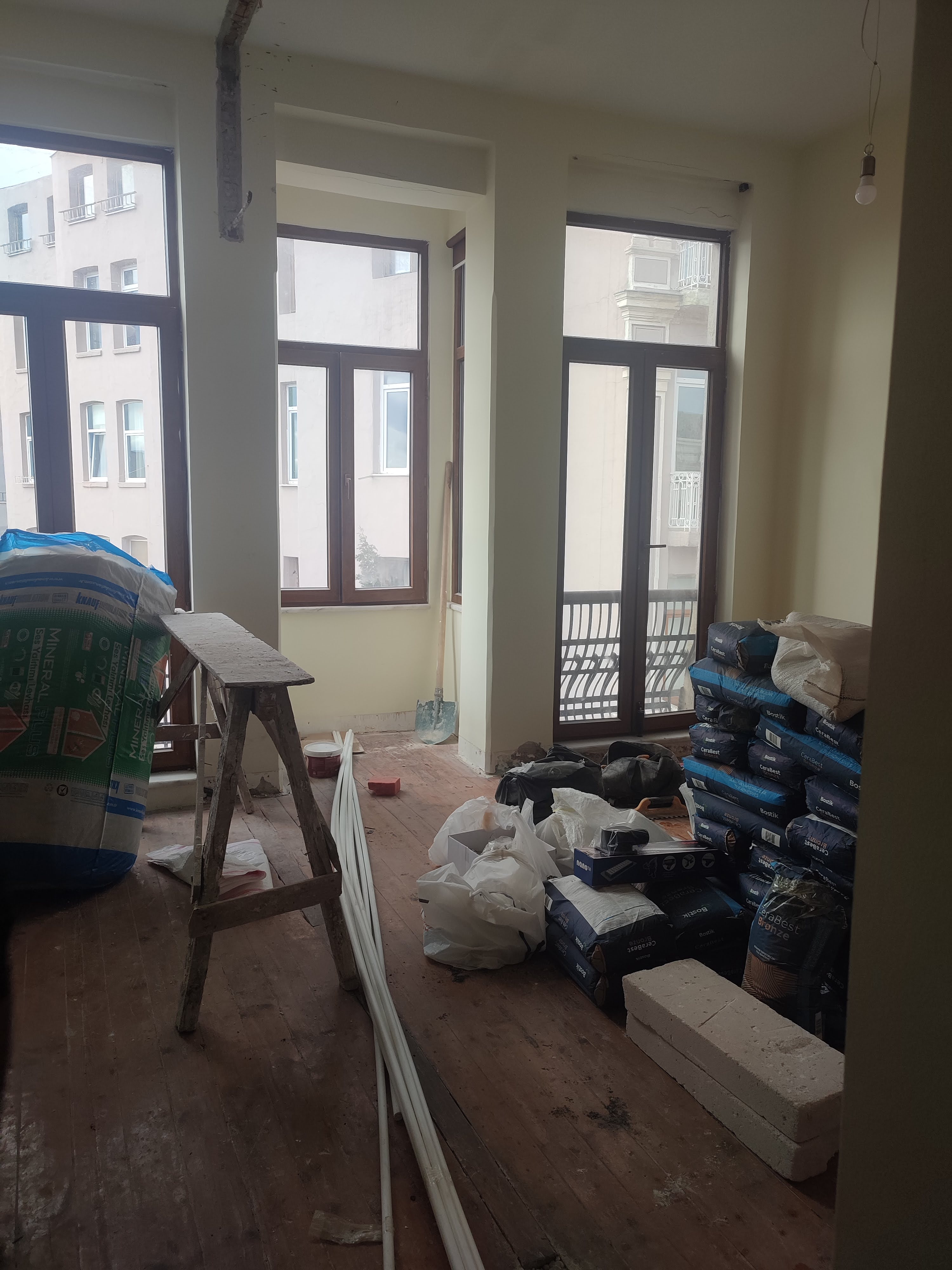 Beyoğlu Galata dairesinde salonun yenileme öncesi hali