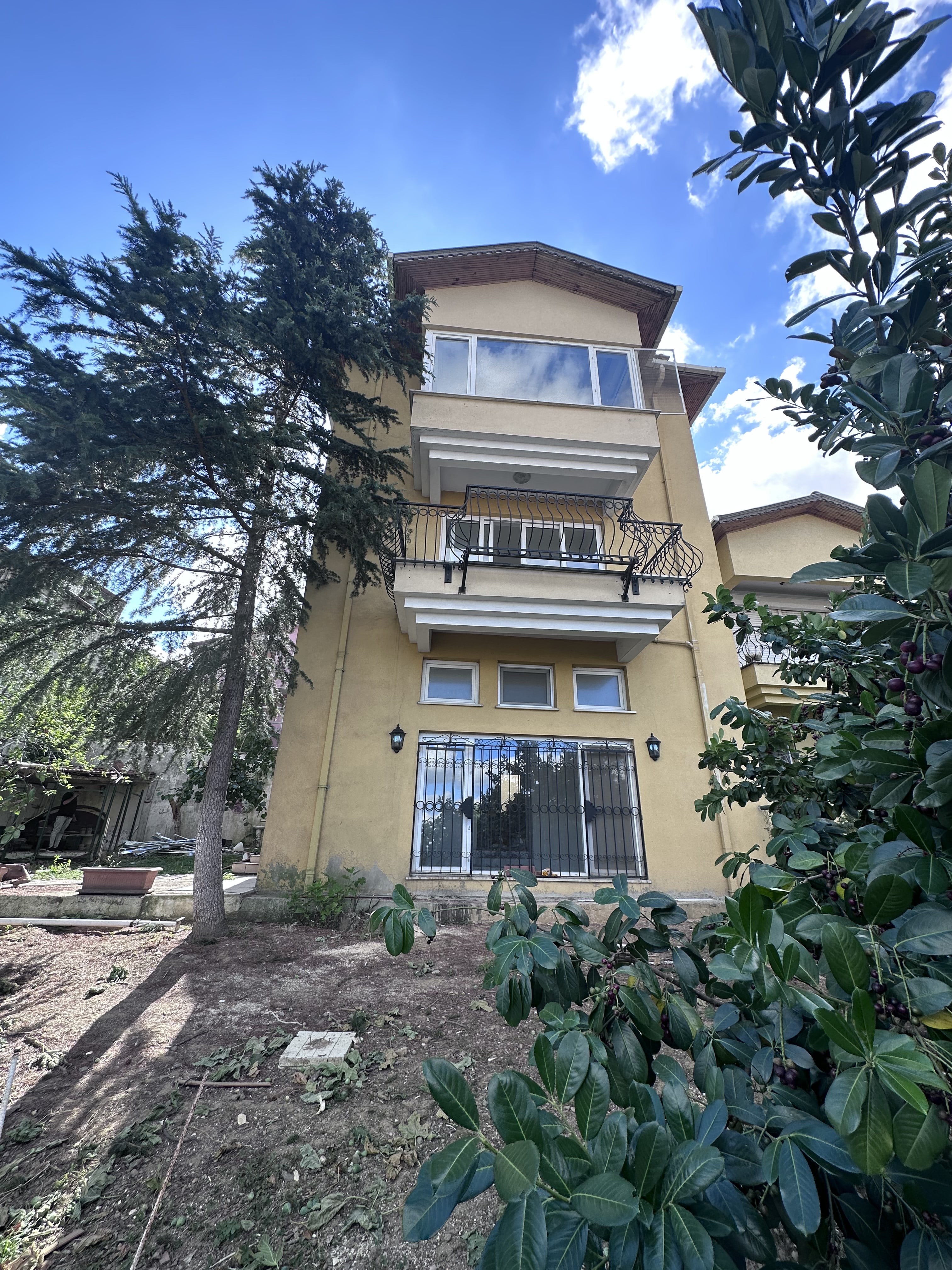 Beykoz Paşabahçe villasının yenileme öncesi dış görünümü ve bahçesi