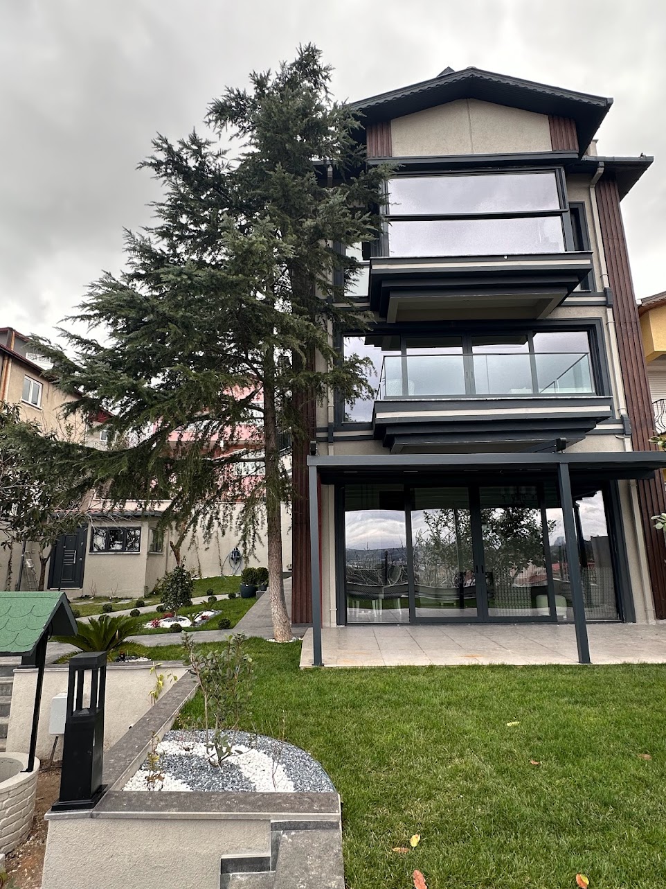 Beykoz Paşabahçe villasının yenileme sonrası dış görünümü, teras ve bahçesi
